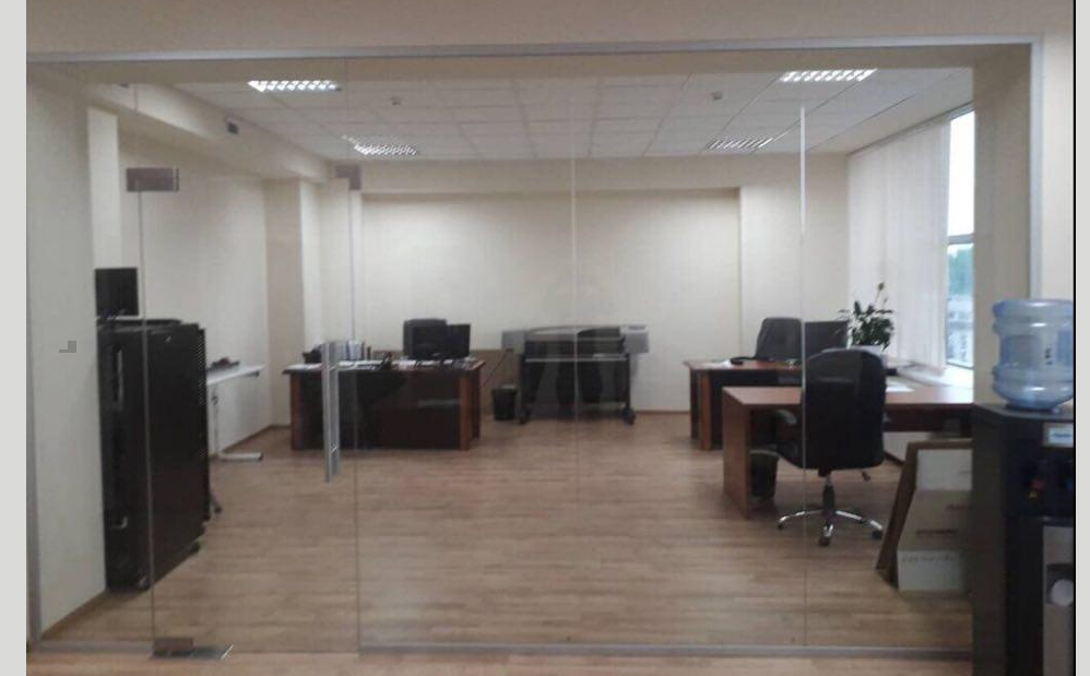 Pereți despărțitori din sticlă securizata cu usi batante.